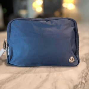 NWT Lululemon 2L Everywhere Belt Bag Large Navy